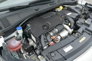 エンジンは1560ccの直列4気筒SOHC 8バルブ ディーゼルターボ。最高出力は68kW（92PS）/4000rpm、最大トルクは230Nm（23.5kgm）/1750rpm。ヘッドの上に設置された遮音・遮熱材は、もうちょっと何とかならないものか