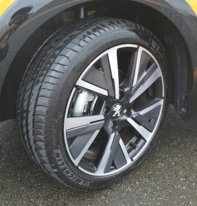 タイヤサイズはGTラインのみ205/45R17。アリュール、スタイルは195/55R16となる