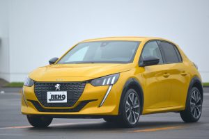 デビューは2019年のジュネーブショー。マスタードイエローはガソリン車で言うとGTラインとアリュールに設定されている。派手過ぎない落ち着いた色だ。ランプ類はフルLED