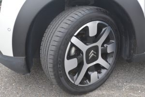 タイヤサイズは205/50 R17